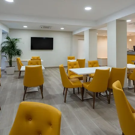 Sayola Hostal *